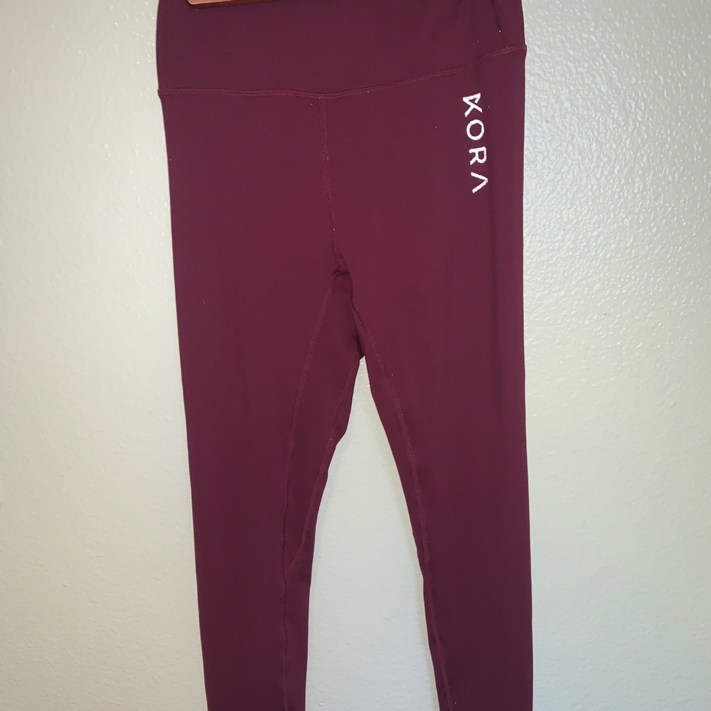 High waisted maroon leggings